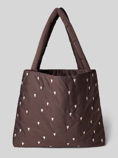 Produktfoto, Tote Bag mit Logo-Detail Modell 'Puffy' von Studio Noos, braune Oberfläche mit weißen Herz-Motiven, strukturierte Nähte, großes Hauptfach, breite Trageriemen, rechteckige Form, deutliche Stoffstruktur erkennbar, Kontext: Damen Tote Bag, Allover-Motiv-Stitching, Maße 57x41x10 cm, Schulterriemen 74 cm.