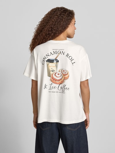 Frauenmodel trägt Regular Fit T-Shirt aus reiner Baumwolle Modell 'VIVVI' von Only, Optik: Unifarben, Motiv-Print auf Rückseite, Materialverarbeitung: Jersey, Material: Baumwolle-Mix, Ganzkörperansicht Rückansicht.
