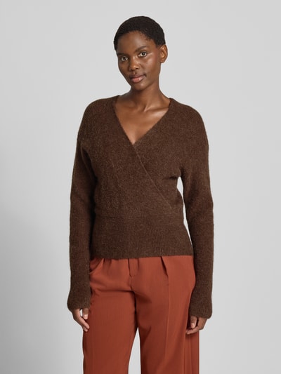 Frauenmodel trägt Strickpullover in Wickel-Optik Modell 'Bondie Hope' von MSCH Copenhagen, braun, V-Ausschnitt, Ganzkörperansicht von vorne. Mix mit Woll-Anteil, Regular Fit, Rückenlänge 50 cm, Ärmellänge 60 cm.