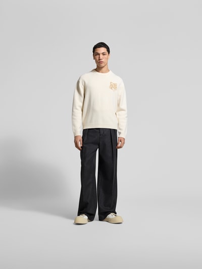Männermodel trägt Stoffhose aus Baumwoll-Mix von Filippa K in Dunkelgrau mit Straight Fit, Bügelfalten, Eingrifftaschen, Ganzkörperansicht von vorne.