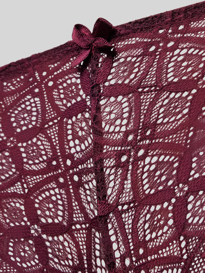 Produktfoto, Slip mit Spitzenbesatz und Schleife von Jake*s Casual in dunklem Weinrot mit feiner Spitzenstruktur und Schleifendetail.