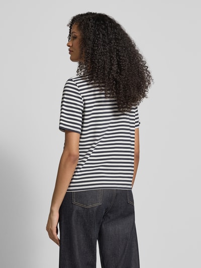 Modelka nosi T-shirt aus Baumwoll-Mix od Christian Berg Woman Selection w poziome czarno-białe paski, mieszanka bawełny i elastanu, prosty krój, półrękaw, okrągły dekolt, obszycie z kamieni stras, długość tyłu w rozmiarze 36: 54 cm, widok całej sylwetki z tyłu.