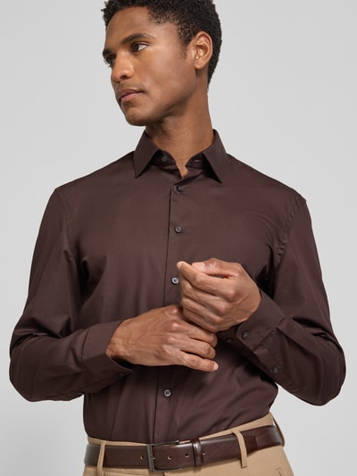 Männermodel trägt Super Slim Fit Business-Hemd mit Kentkragen von Jake*s, Reine Baumwolle, Unifarbenes-Design, Nahaufnahme Oberkörper. Rückenlänge 79 cm, Schulterbreite 40 cm, Ärmellänge 66 cm, Größe 39/40.