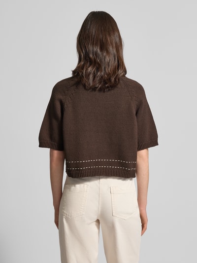 Frauenmodel trägt Regular Fit Cardigan mit Viskose-Anteil von Stefanel in Strick-Optik, dunkelbraun, mit Stehkragen, Halbarm und aufgesetzten Taschen, Rückansicht Ganzkörperansicht.