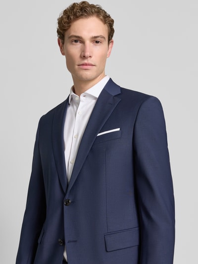 Männermodel trägt Slim Fit 2-Knopf-Sakko mit Pattentaschen von JOOP! Collection, unifarben, glatte Textur, Nahaufnahme Oberkörper. Material-Mix mit Lanawoll-Anteil, Reverskragen und Brustleistentasche ergänzen das minimalistische Design.