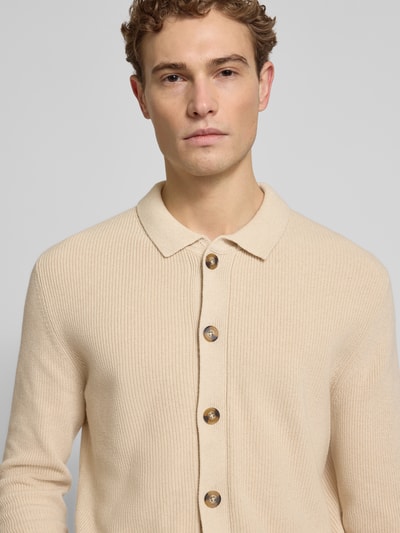 Männermodel trägt Regular Fit Strickjacke mit Kaschmir-Anteil von FTC-Cashmere in Beige, Baumwoll-Mix, Nahaufnahme Oberkörper.