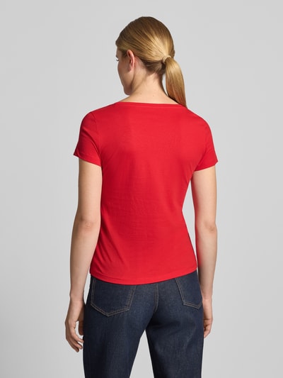 Frauenmodel trägt Regular Fit T-Shirt aus reiner Baumwolle von Tom Tailor in Rot, glatte Textur, kombiniert mit Jeans, Ganzkörperansicht Rückansicht. Damen T-Shirt von Tom Tailor.