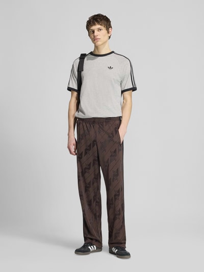 adidas Originals Relaxed Fit Sweathose mit Allover-Logo-Print Dunkelbraun 1