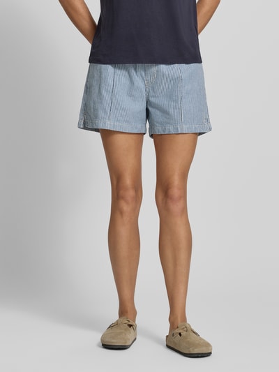 Frauenmodel trägt Shorts mit elastischem Bund und Kordelzug von Guess Jeans aus Reine Baumwolle, Loose-Fit, seitliche Eingrifftaschen, gestreiftes Muster, Ganzkörperansicht von vorne.