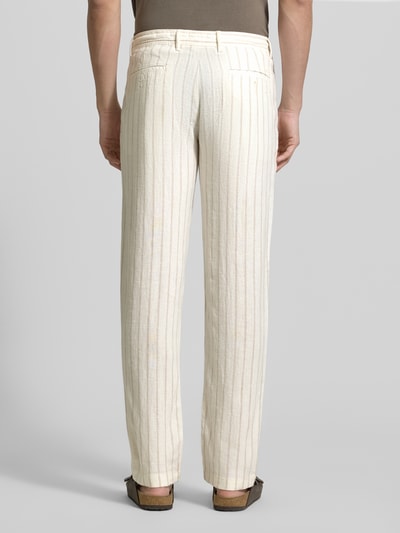 Männermodel trägt Regular Fit Hose aus Leinen-Viskose-Mix von MCNEAL in Beige mit feiner Streifenstruktur, Gesäßtaschen, Ganzkörperansicht Rückansicht. Bundweite bei Größe M: 46 cm, Innenbeinlänge bei Größe M: 84 cm, Eingrifftaschen.