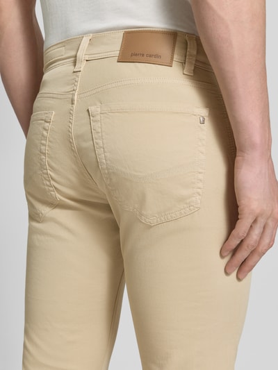 Männermodel trägt Regular Fit Hose mit Eingrifftaschen Modell 'Lyon' von Pierre Cardin im Baumwoll-Elasthan-Mix, Nahaufnahme Rückansicht. Kontext: Herren Hose, Bundweite 41 cm, Innenbeinlänge 80 cm, Größe 32/32.
