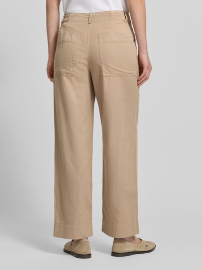 Vrouwenmodel draagt Tapered Chino uit katoen-lyocell-linnen-mix van Marc O’Polo, effen, wide leg, twill, mid waist, enkel-lengte, achteraanzicht volledig lichaam