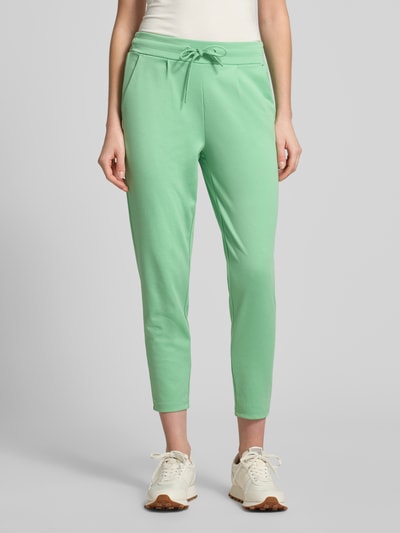 Frauenmodel trägt Hose mit elastischem Bund Modell 'KATE' von ICHI in Mintgrün, Material-Mix mit Viskose-Anteil, Slim-Fit, Ganzkörperansicht von vorne.