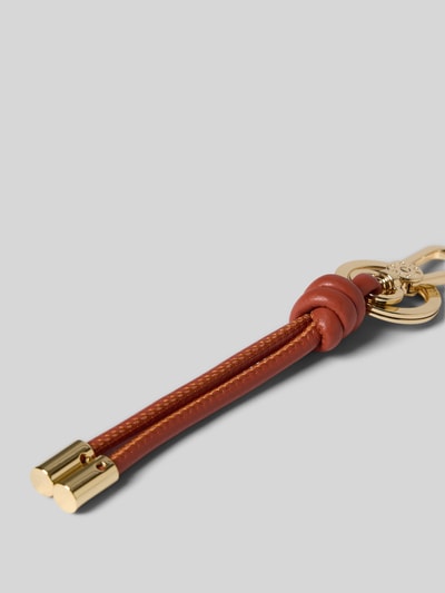 Productfoto, hanger met knoopdetail van Abro in bruin en goud met karabijnhaak en Label in reliëf, Dames hanger