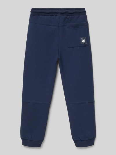 Produktfoto, Sweatpants mit Reißverschlusstaschen von Mayoral, bawełniany miks z domieszką stretchu, krój regular fit, elastyczny pas, troczek, kieszenie na zamek, długość wewnętrzna nogawki w rozmiarze 116: 51 cm, kolor granatowy, materiał gładki