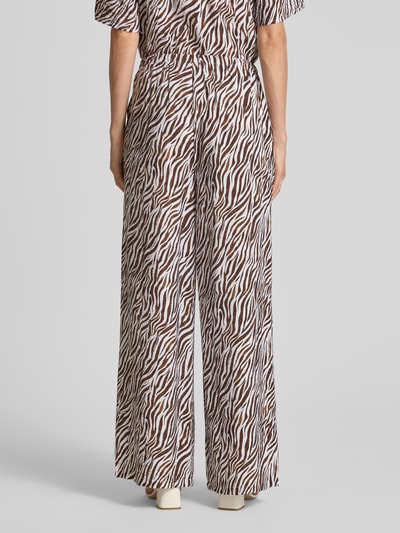 Frauenmodel trägt Stoffhose aus Viskose-Mix im Allover-Look Modell 'Mele' von FREE/QUENT, Damen Wide-Leg-Tunnelzug, Ganzkörperansicht Rückansicht.