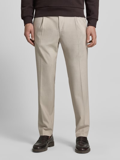 Männermodel trägt P&C Special - Exklusiv bij P&C Slim Fit Anzughose Modell 'Salto' van CINQUE, lichte beige kleur, katoenmix, bandplooi, haak- en ritssluiting, riemlussen en steekzakken, slim fit, zij- en achterzakken, voorkant volledig zichtbaar, detailopname onderlichaam.