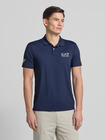 Mannenmodel draagt Regular Fit Poloshirt met Logo van EA7 Emporio Armani, donkerblauw, polokraag, knopsluiting, voorkant, bovenlichaam close-up.