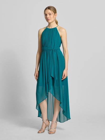 Modelka nosi Maxikleid in Falten-Optik od Jake*s Cocktail, turkusowy kolor, nieprzezroczysta halka, krój taliowany, pasek z materiału, bez rękawów, długość tyłu w rozmiarze 36: 140 cm, szerokość w rozmiarze 36: 32 cm, widok całej sylwetki z przodu.