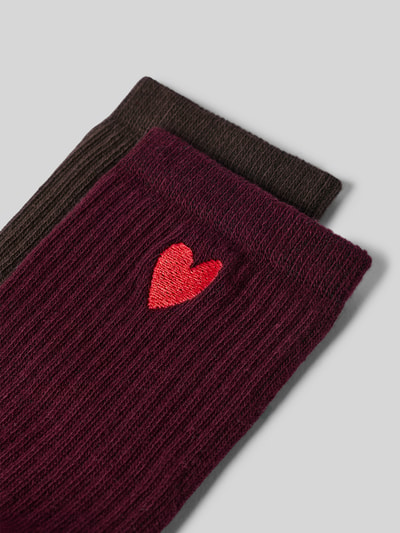 Produktfoto, Socken aus Baumwoll-Mix im 2er-Pack von Jake*s Casual, weinrot und braun, gerippte Textur, rotes Herz-Stickmotiv