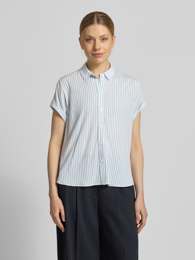 Frauenmodel trägt Regular Fit Bluse aus Viskose-Elasthan-Mix Modell 'MAJAN' von Samsøe Samsøe, feine blaue Streifen, Vorne, Ganzkörperansicht.