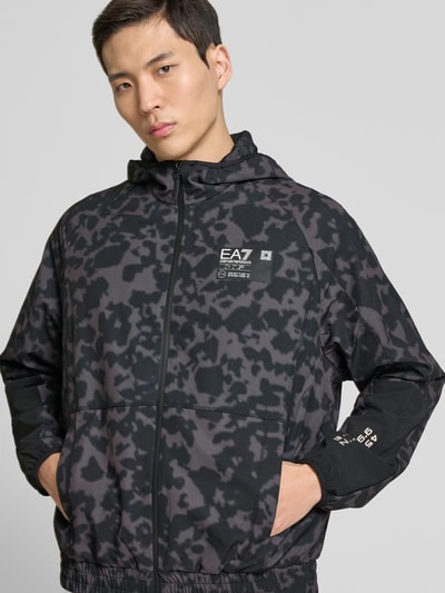 EA7 Emporio Armani Jacke mit Label-Print Modell 'TRAIN VISIBILITY' Dunkelgrau 3