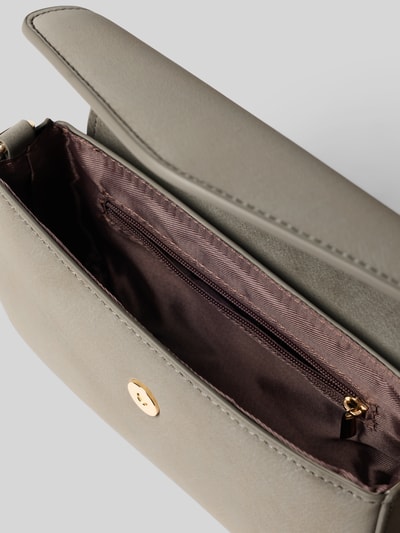 Produktfoto, Crossbody Bag mit Strukturmuster Modell 'Vanja' von Seidenfelt, Detailansicht Hauptfach mit Überschlag und Ketten-Schulterriemen, graue Oberfläche mit feiner Textur, Innenfutter in Braun, goldfarbener Verschluss, Maße ca. 18x12x5 cm, Schulterriemen ca. 120 cm.