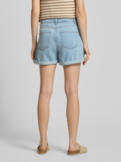 Frauenmodel trägt Jeansshorts im Destroyed-Look Modell 'SMILEY' von Noisy May, Reine Baumwolle, Relaxed-Fit, hellblau, Ganzkörperansicht Rückansicht.