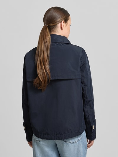 Frauenmodel trägt Jacke mit Ärmelriegeln von Amber & June in Dunkelblau, gerade Passform, Struktur durch Zweireiher, Rückenansicht