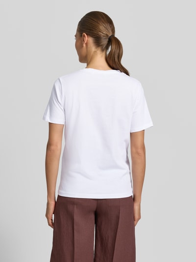 Frauenmodel trägt Damen T-Shirt mit Motiv-Print Modell 'SOBBE' von B.Young aus reiner Baumwolle, Regular-Fit, weiß, Rückenlänge 60 cm, Ganzkörperansicht Rückansicht.