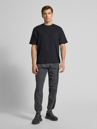 EA7 Emporio Armani Regular Fit Sweathose mit Kontraststreifen Modell 'Train' Mittelgrau 1