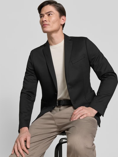 Männermodel trägt 2-Knopf-Sakko mit Viskose-Anteil von s.Oliver BLACK LABEL, Unifarbenes-Design, Regular-Fit, Nahaufnahme Oberkörper.