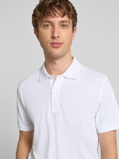 Męski model nosi Regular Fit Poloshirt aus reiner Baumwolle Modell 'OSCAR' od Pepe Jeans, efekt: jednolity kolor, krój regular fit, wyhaftowane logo, kołnierzyk polo, dekolt w serek, listwa guzikowa krótka, krótki rękaw, zakończenie rękawów: prążkowane, wykończenie: z rozcięciami po bokach, wykończenie materiału: pika, materiał: czysta bawełna, zbliżenie górnej części ciała.