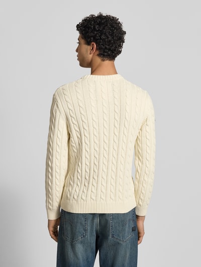Männermodel trägt Slim Fit Pullover in Strick-Optik von Superdry, Reine Baumwolle, Logo-Stitching, Rundhalsausschnitt, Rückansicht.