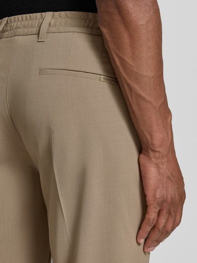 Männermodel trägt Tapered Fit Weite Hose 'MOROT JOGGER' - Marc O'Polo × DFB Travel Collection von Marc O'Polo, Herren Weite Hose, Nahaufnahme Rückansicht