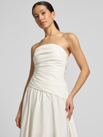 Frauenmodel trägt Cocktailkleid im Off-Shoulder-Look Modell 'Ashton' von Forever New, cremefarben, Baumwoll-Elasthan-Mix, A-Linie, Midikleid, Nahaufnahme Oberkörper. Rückenlänge bei Größe 36: 25 cm, Brustweite bei Größe 36: 36 cm.