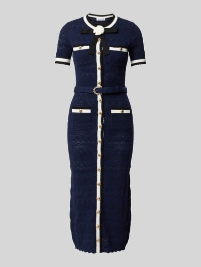 Produktfoto, Slim Fit Midikleid in Strick-Optik von Self-Portrait aus dunkelblauem Baumwoll-Mix mit durchgängiger Knopfleiste und kurzen Ärmeln. Gesamtlänge Größe S: 126 cm, Brustweite: 41 cm, Ärmellänge: 23 cm, Taillenweite: 34 cm.