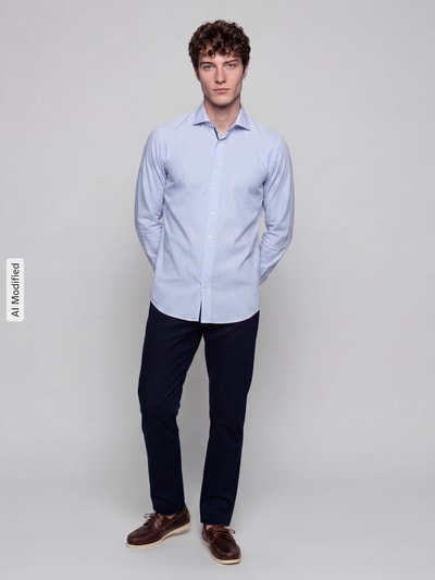 Männermodel trägt Slim Fit Business-Hemd mit Kentkragen von Jake*s in Hellblau, reine Baumwolle, Ganzkörperansicht von vorne.