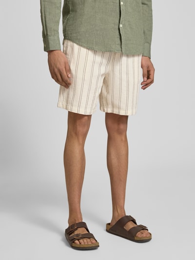 Männermodel trägt Regular Fit Shorts mit Tunnelzug von Jack & Jones aus reiner Baumwolle, Gesäßtasche, cremefarben, Nahaufnahme Unterkörper.