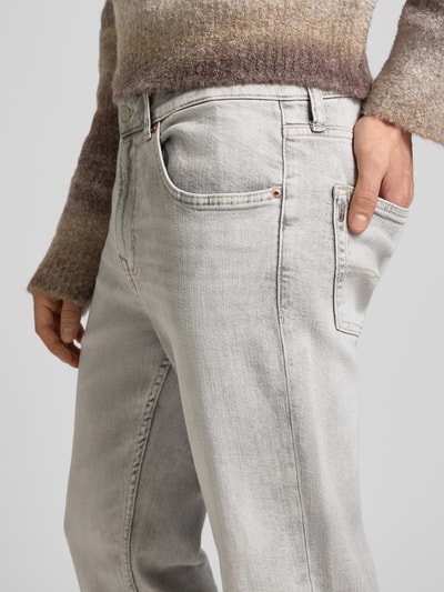 Männermodel trägt Straight Fit Jeans aus Baumwoll-Mix Modell 'CASH' von Pepe Jeans in grijs, 5-pocket, denim, label patch, mid waist, nahaufnahme oberkörper.
