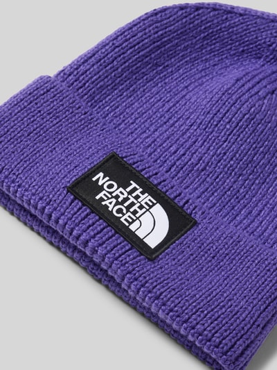 Produktfoto, Beanie in Ripp-Optik von The North Face in Lila, gestrickte Struktur, Label-Patch, breiter Umschlag, elastisches Material