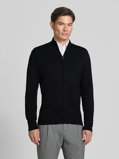 Männermodel trägt Slim Fit Strickjacke aus Viskose-Mix mit Stehkragen von MCNEAL, Schwarz, Reißverschluss, Ganzkörperansicht von vorne.