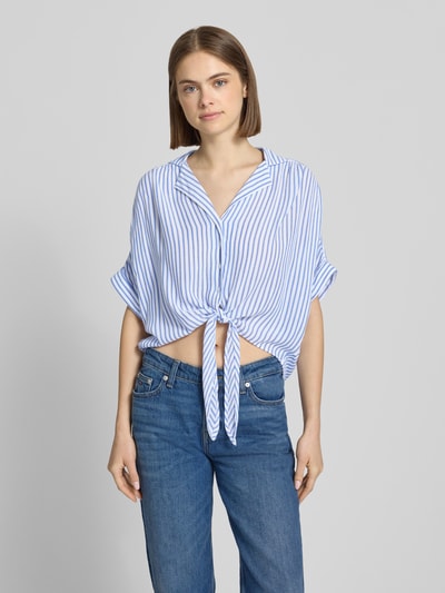 Frauenmodel trägt Regular Fit Hemdbluse aus reiner Viskose Modell 'PAULA' von Only, Optik: Mehrfarbig gestreift, Cropped-Länge, Ganzkörperansicht von vorne.