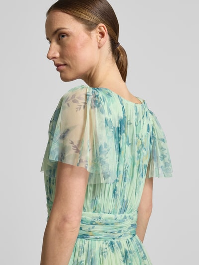 Frauenmodel trägt Regular Fit Abendkleid mit Rüschenbesatz von LACE & BEADS aus Mesh mit floralem Allover-Print, Detailaufnahme Rückansicht.