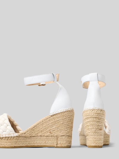 Produktfoto, Wedges in Flecht-Optik mit Dornschließe Modell 'SAINT TROPEZ' von Espadrij in Weiß, Keilabsatz mit Espadrilles-Look, strukturierte Sohle, abgerundete Form, Schafthöhe 11 cm, Schaftweite 10 cm, Absatzhöhe 10 cm