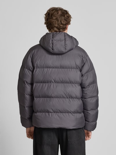 adidas Originals Kurtka pikowana o kroju regular fit z wyhaftowanym logo model ‘COMMERCIAL’ Antracytowy 5