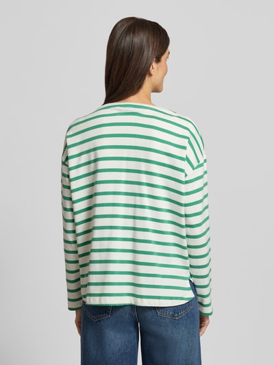Frauenmodel trägt Longsleeve mit Rundhalsausschnitt Modell 'RAMSI' von B.Young, grün-weiß gestreift, lockerer Schnitt, Ganzkörperansicht Rückansicht.
