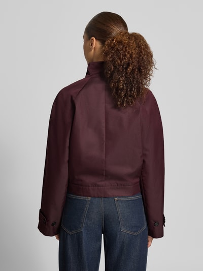 Kobiece model nosi Regular Fit Blouson aus Baumwoll-Mix od Marc O'Polo w kolorze bordowym, prosta tekstura, Ganzkörperansicht Rückansicht, damska bomberka/bluzon