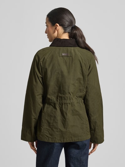 Modelka nosi Regular Fit Kurtka funkcyjna z czystej bawełny Model 'CROTON' od Barbour, efekt: jednolity kolor, kształt kołnierza: wykładany kołnierz, zapięcie: listwa guzikowa, wyhaftowane logo, funkcja: hydrofobowy, rękawy: długi rękaw, materiał: bawełna, widok całej sylwetki z tyłu.