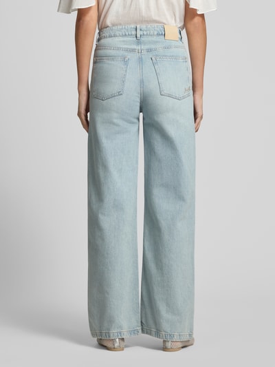 Frauenmodel trägt Wide & Loose Fit Jeans von BOSS Orange in hellem Blau mit klaren Nähten, Ganzkörperansicht Rückansicht.